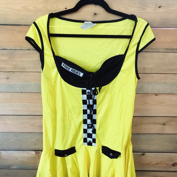 Woman’s Costume - Picture 11 of 12